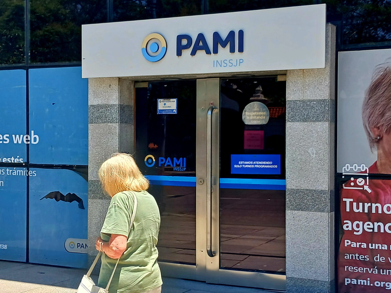 Fachada de un sanatorio con cartel de PAMI