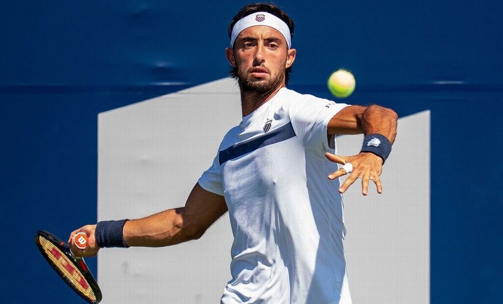 Thiago Tirante celebrando un punto en un partido de tenis