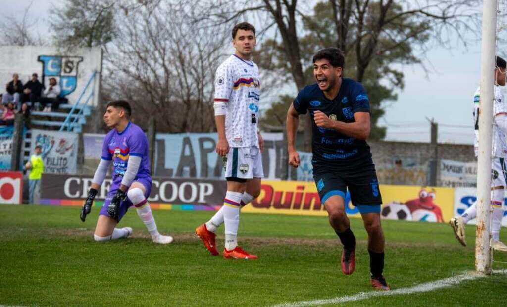 Jugadores de Liniers celebran un gol en el estadio Juan Antonio Arias