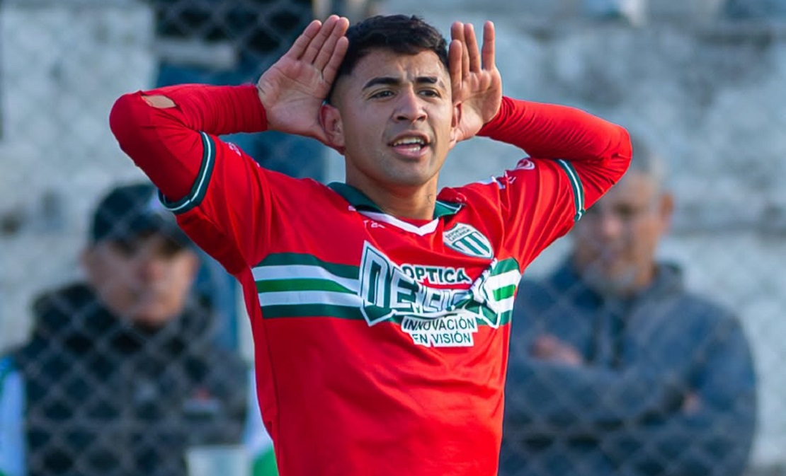 Jugador de Deportivo Laferrere con la pelota en un partido de fútbol