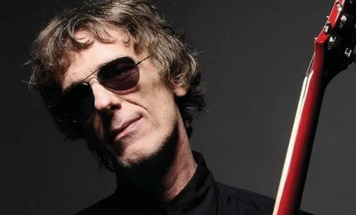 Cartel de El Oeste canta Spinetta con retrato del músico