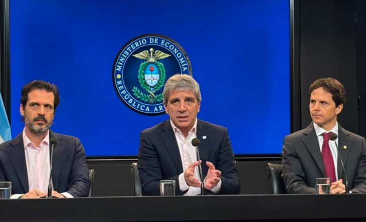 Luis Caputo hablando en una conferencia de prensa