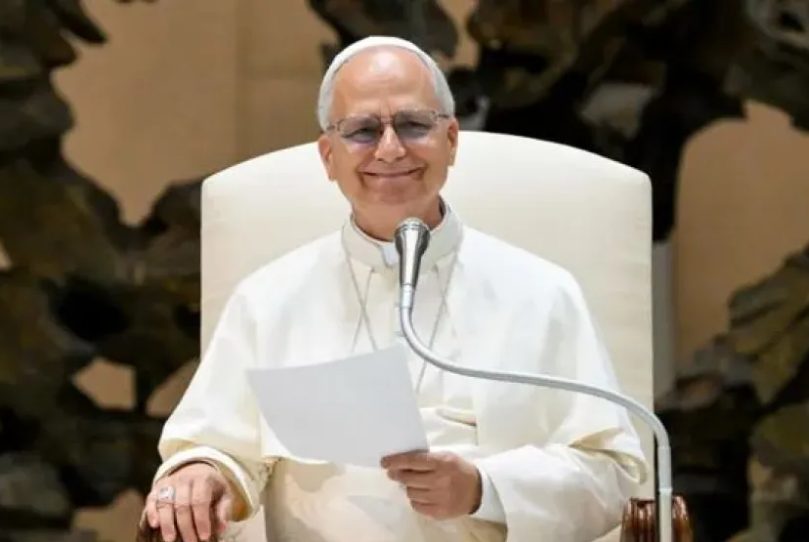 El papa León XIV saluda a fieles durante una audiencia en el Vaticano