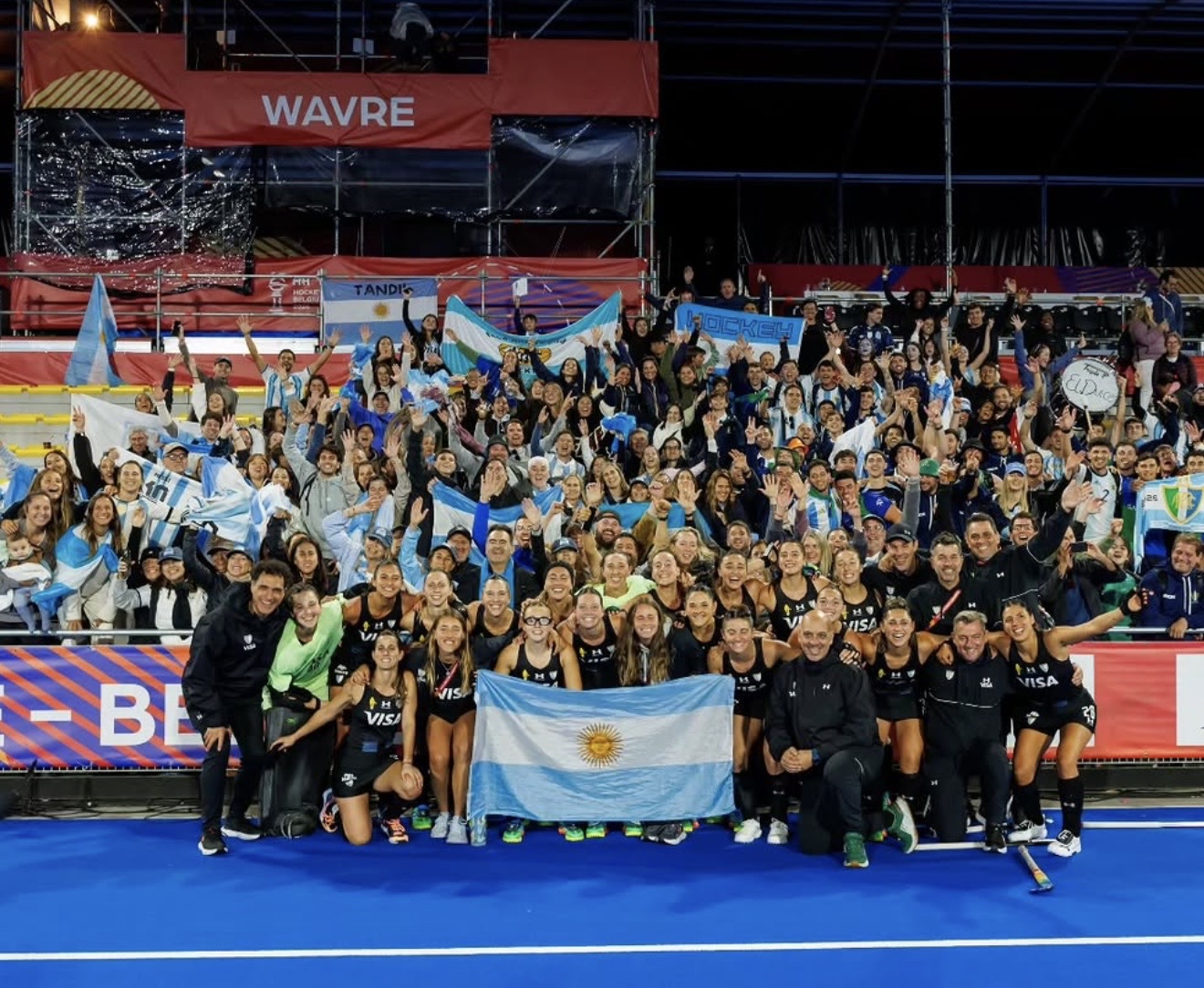 Jugadoras de Las Leonas celebrando un gol en el Mundial de hockey