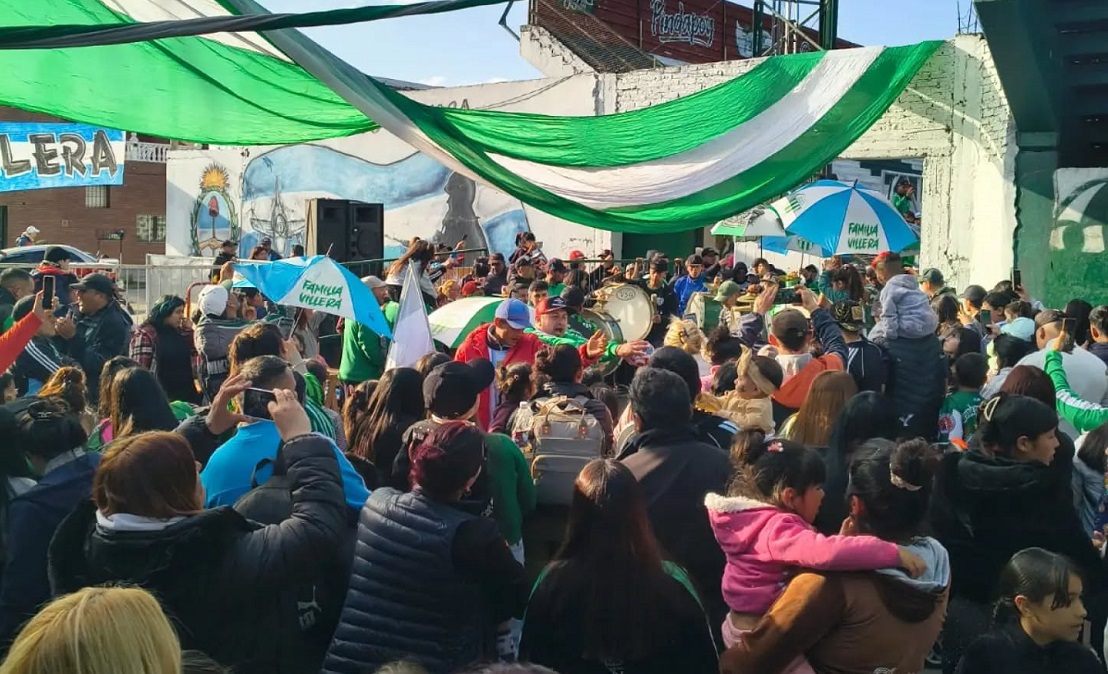 Estadio de Deportivo Laferrere con público en las tribunas