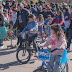 Bicicleteada en un barrio de Ituzaingó con vecinos y niños en bicicleta