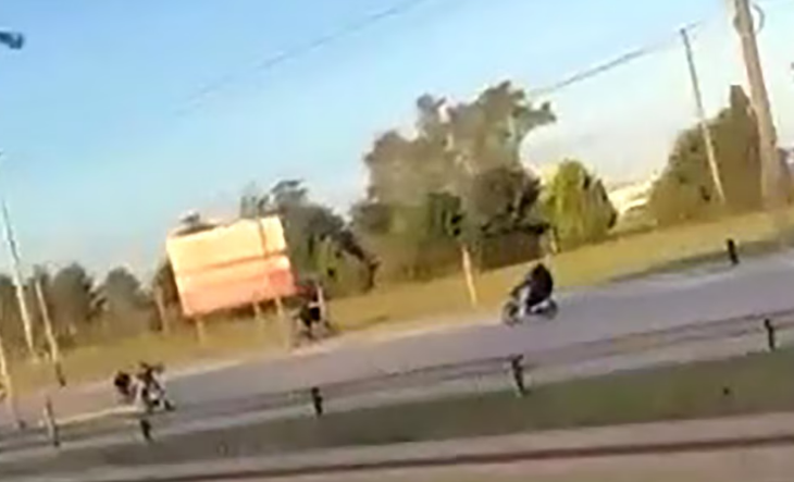 Moto policial en la vía pública durante un operativo