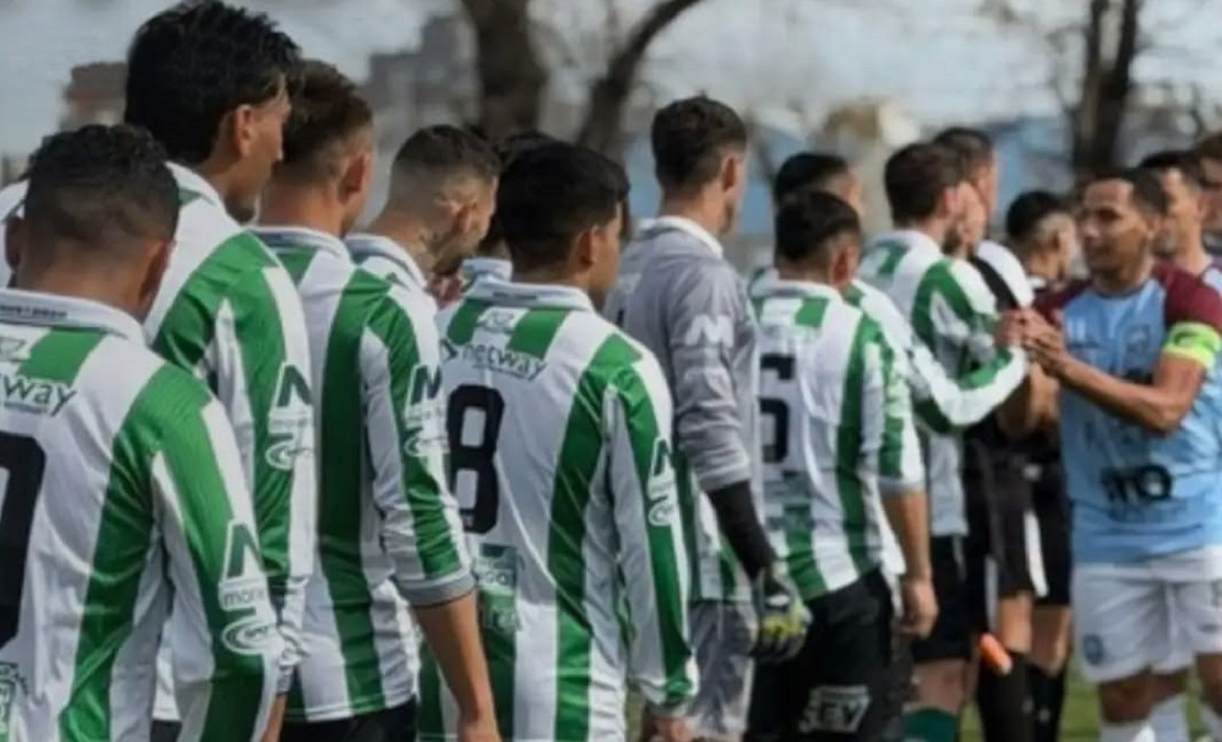 Estadio Ciudad de Laferrere durante un partido de fútbol