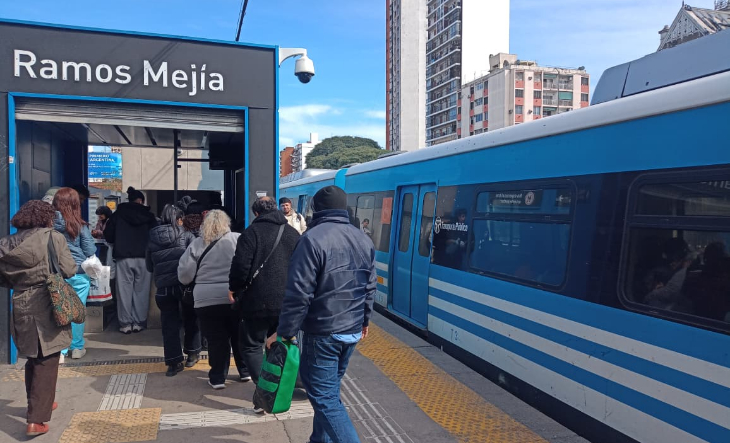 Personas esperando un colectivo en una parada de Ramos Mejía