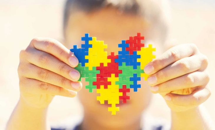 Personas con autismo y profesionales de la salud en un centro de atención