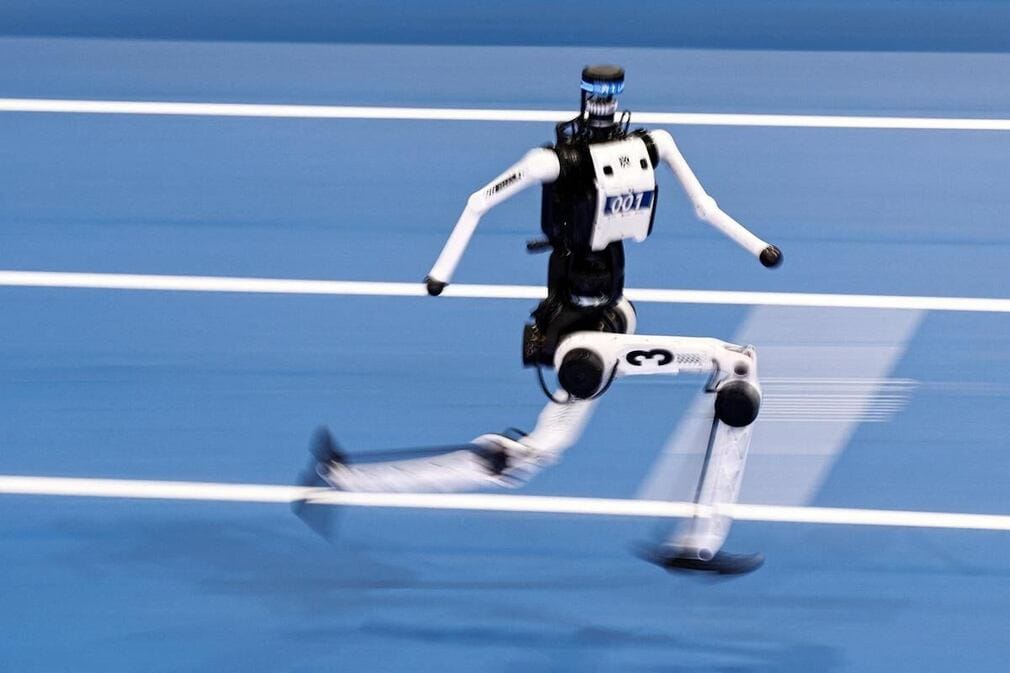 Robot humanoide Tiangong Ultra corriendo en una pista de atletismo