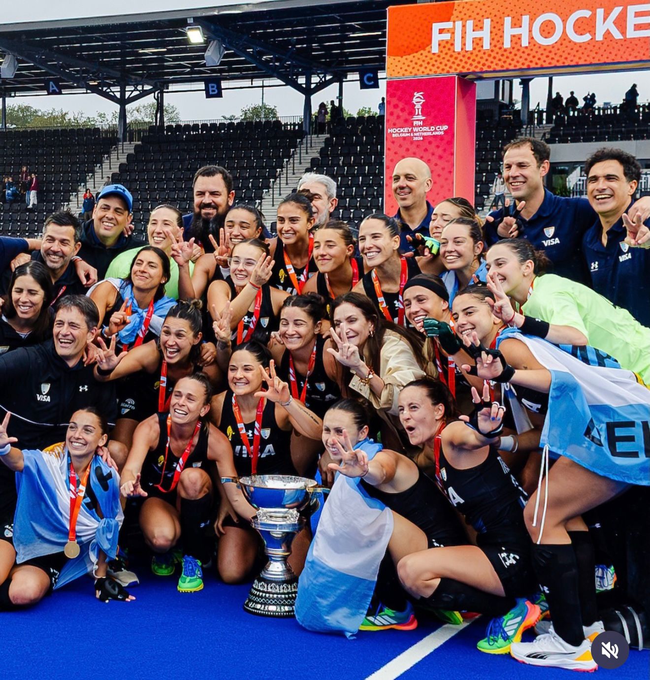 Jugadoras de Las Leonas celebrando con la copa del mundo de hockey