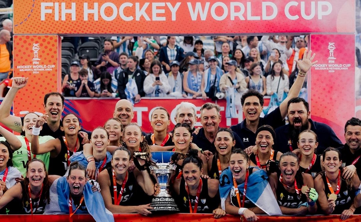 Jugadoras de Las Leonas celebrando con la copa del Mundial de hockey