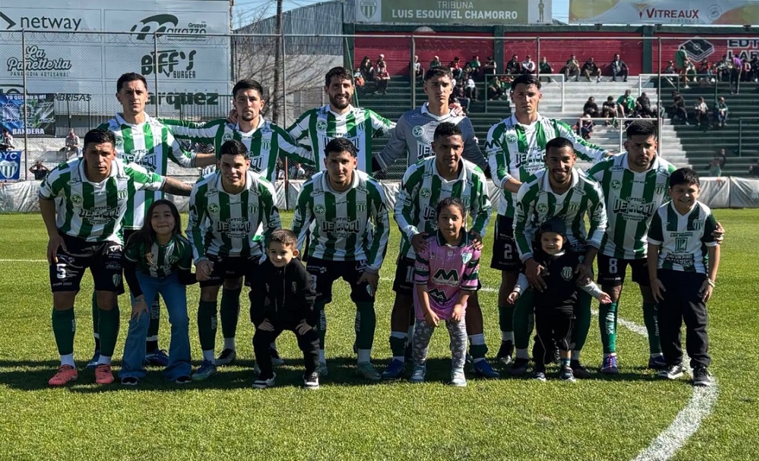 Jugadores de Deportivo Laferrere disputando el partido contra Real Pilar