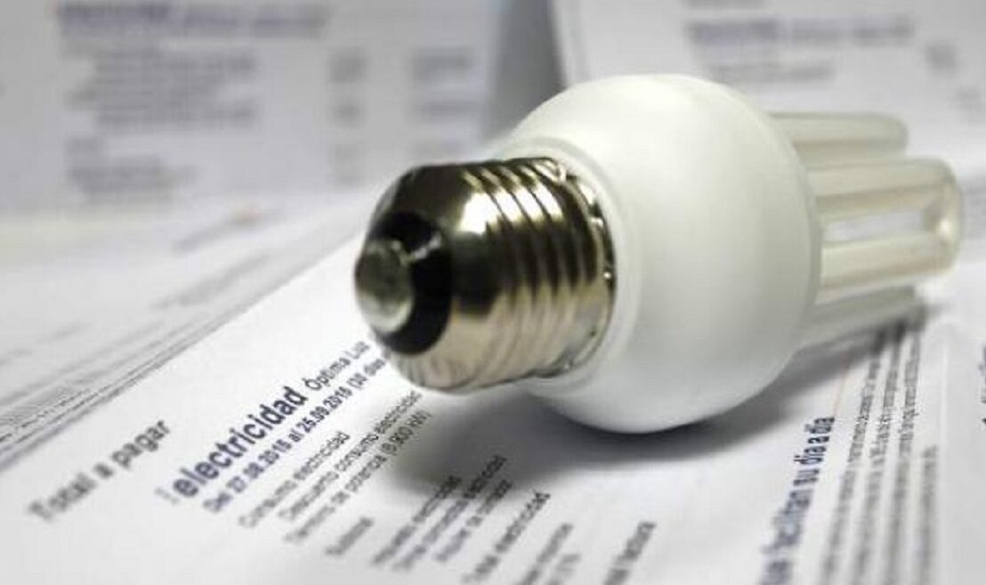 Medidor de luz con factura de servicio eléctrico en primer plano