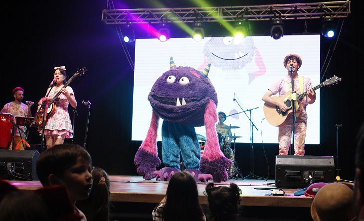 Banda Pequeño Pez en el escenario del Teatro Universidad