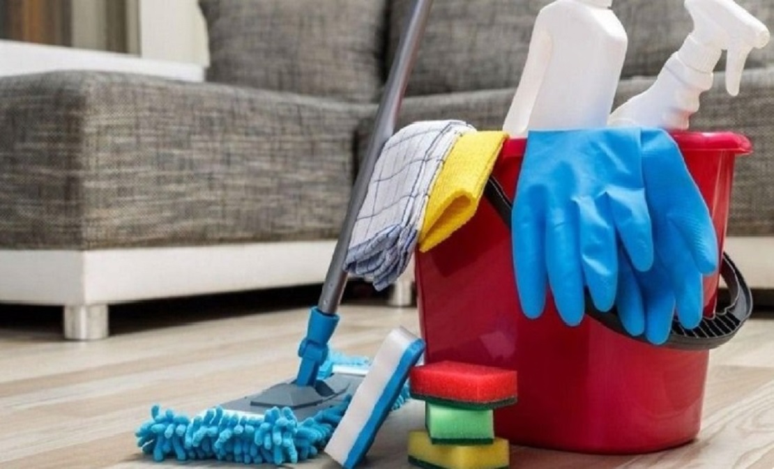 Trabajadora de casas particulares limpiando una casa