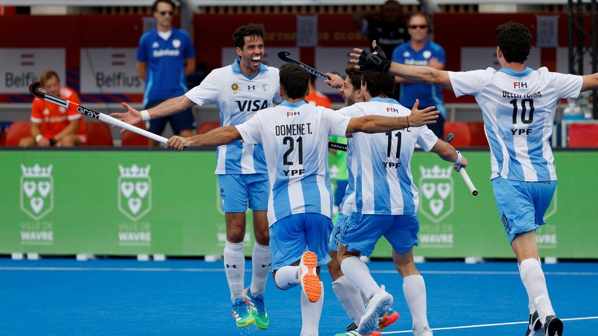 Jugadores de Los Leones celebrando con la medalla de bronce en el Mundial de hockey