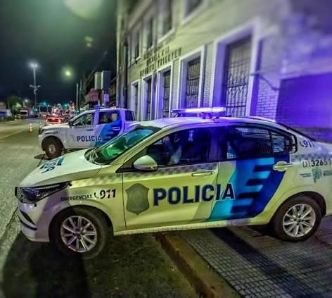 Persona hablando por teléfono frente a una puerta de casa
