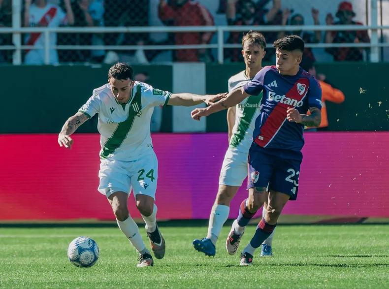 Jugadores de Banfield y River en el campo del Florencio Sola