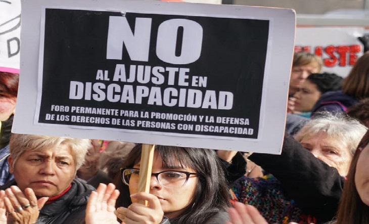 Personas con discapacidad en una manifestación con carteles