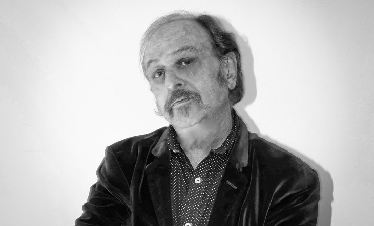 Retrato de Miguel Zavaleta, músico argentino, con micrófono en mano