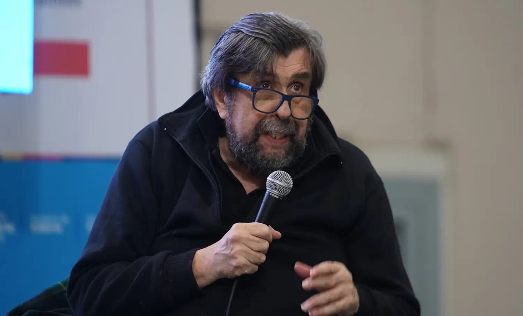 Alejandro Apo hablando en un programa de radio
