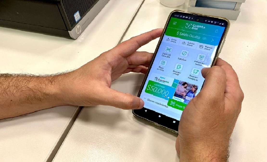 Persona usando el celular para pagar con Cuenta DNI en un comercio