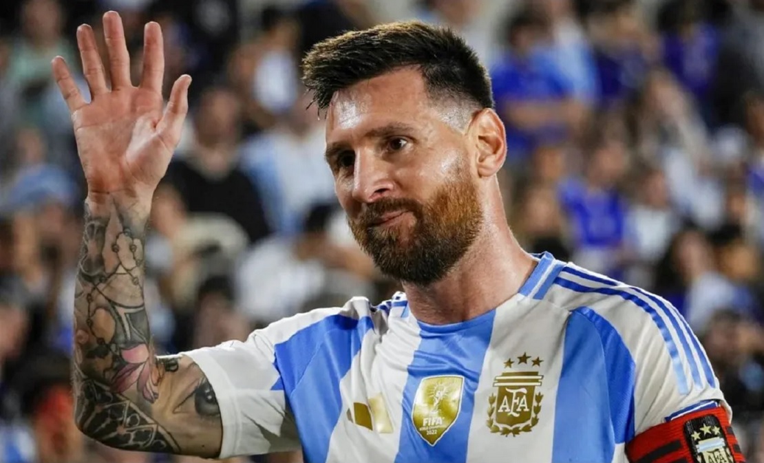 Messi besando la Copa del Mundo en Qatar 2022