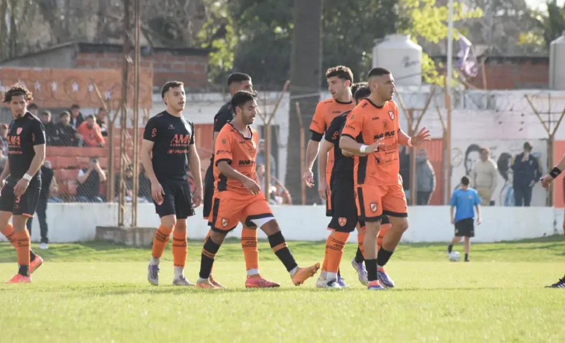 Jugadores de Lugano disputando el partido contra Berazategui en Tapiales