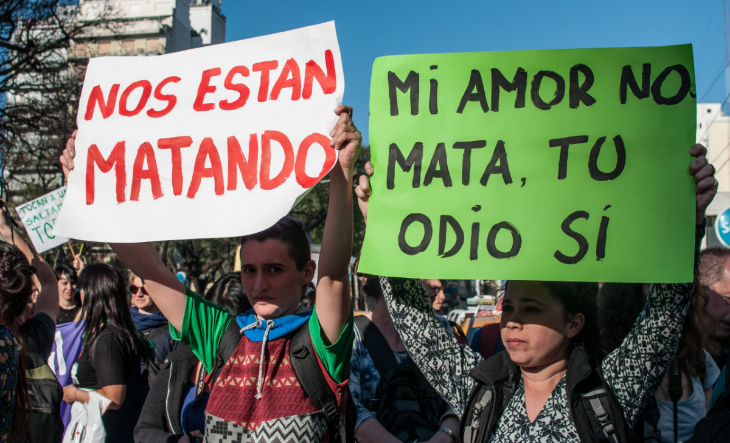 Manifestación contra la violencia de género con carteles y velas