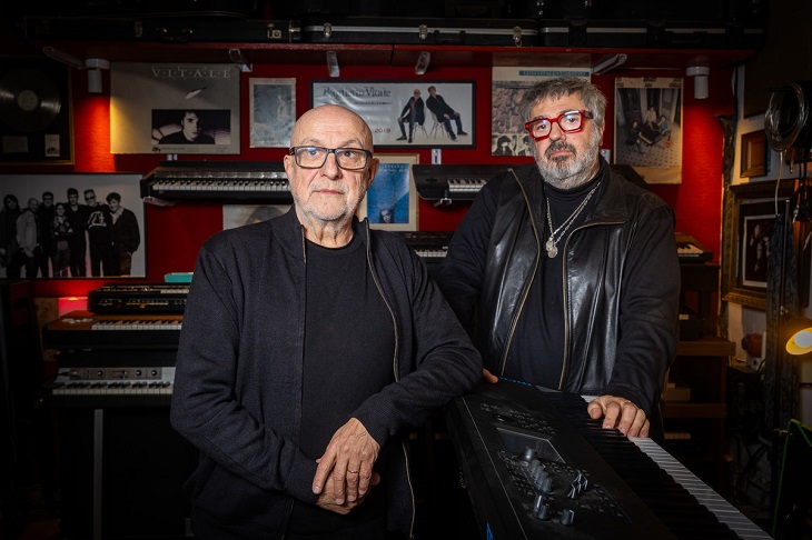 Lito Vitale y Juan Carlos Baglietto en el escenario del Teatro Universidad