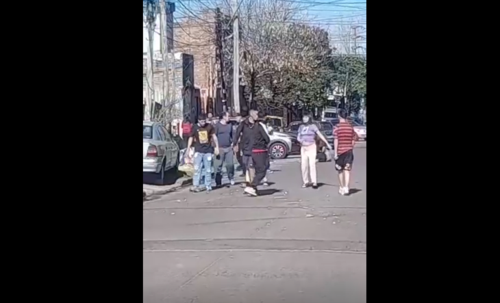 Efectivos policiales en la escena de un crimen en Hurlingham