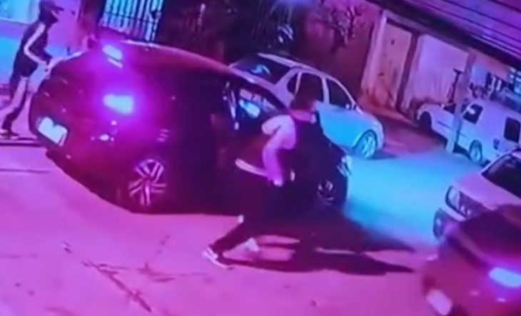 Cámara de seguridad muestra un auto escapando por la vereda mientras ladrones huyen