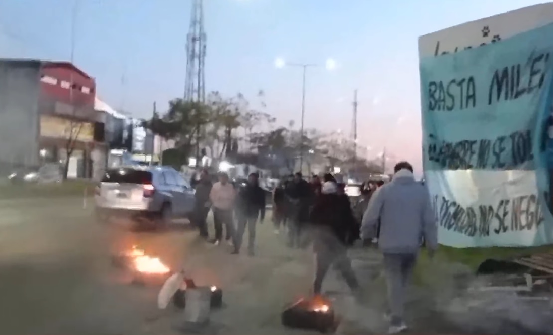 Manifestantes cortan la Ruta Nacional 3 en Isidro Casanova