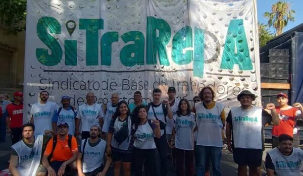 Repartidor con mochila de delivery en la calle