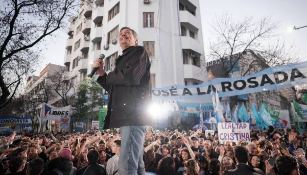 Máximo Kirchner hablando en un acto frente al domicilio de Cristina Kirchner