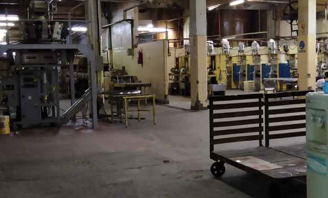 Trabajadores en una fábrica con maquinaria industrial