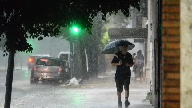 Cielo nublado con tormenta sobre la ciudad de Buenos Aires