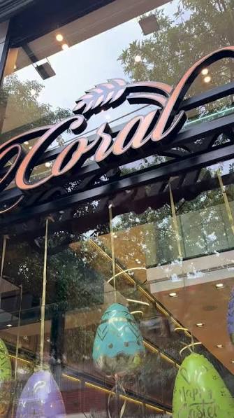 Fachada de Confitería Coral en Tapiales con decoración de cumpleaños