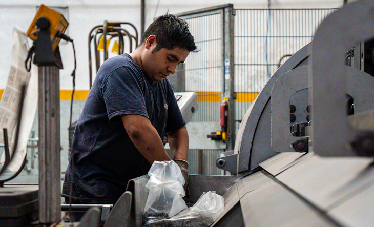 Trabajadores en una fábrica argentina durante la jornada laboral