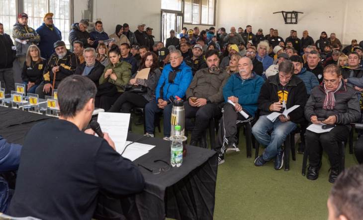 Socios de Almirante Brown reunidos en asamblea en la Ciudad Deportiva