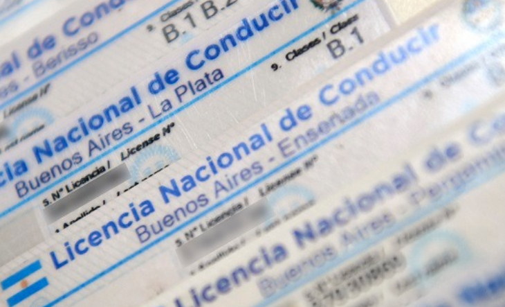 Licencia Nacional de Conducir argentina sobre un volante