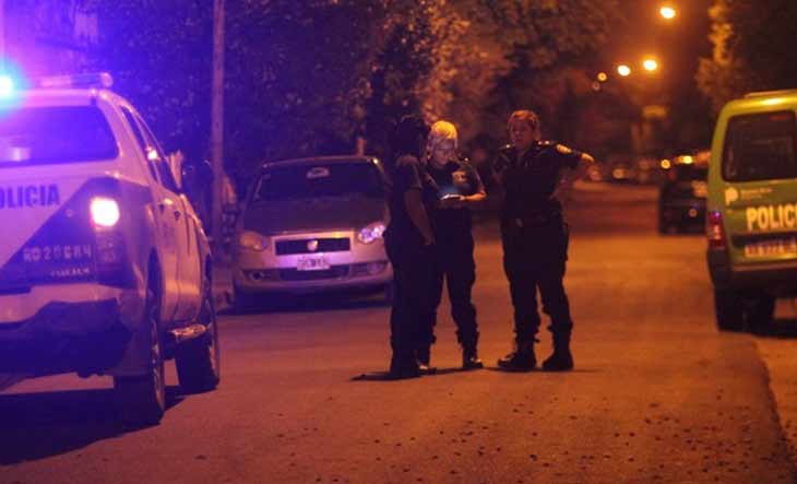 Efectivos policiales en la vía pública durante un operativo