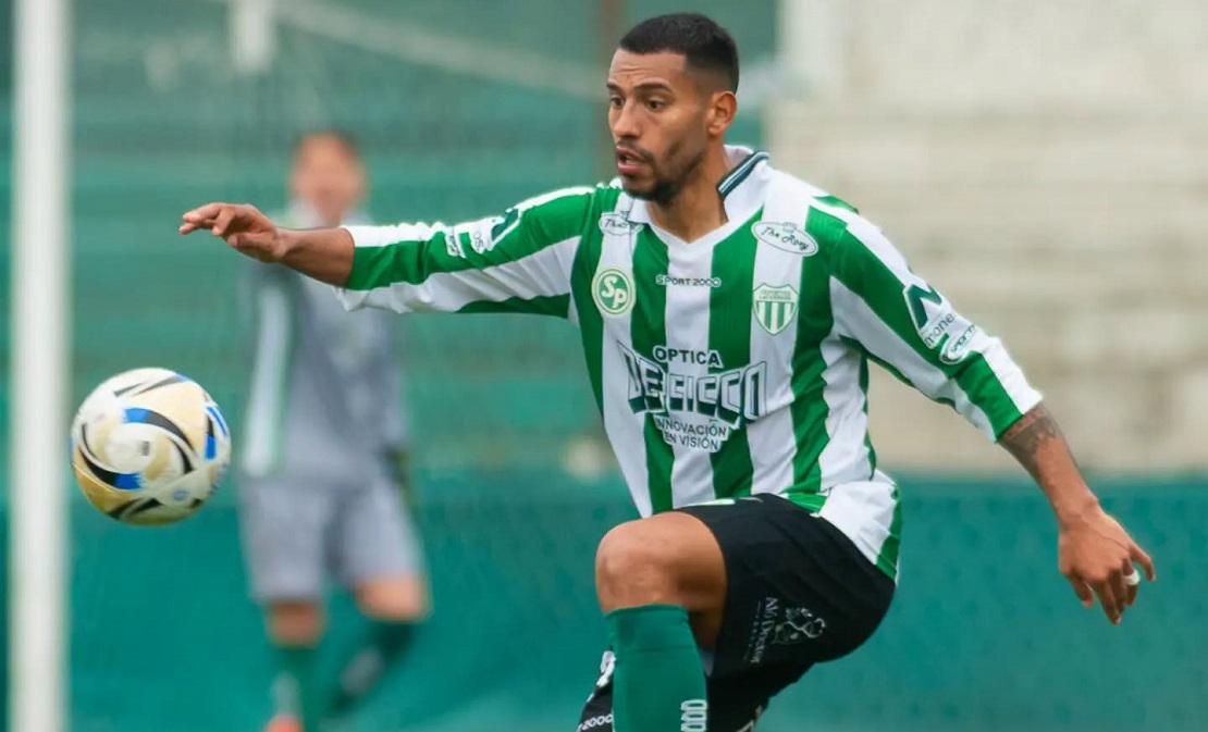 Jeremías Denis con la camiseta de Deportivo Laferrere durante un partido