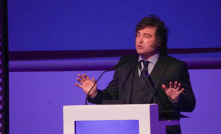 Javier Milei hablando en un atril durante el evento Vientos de Cambio