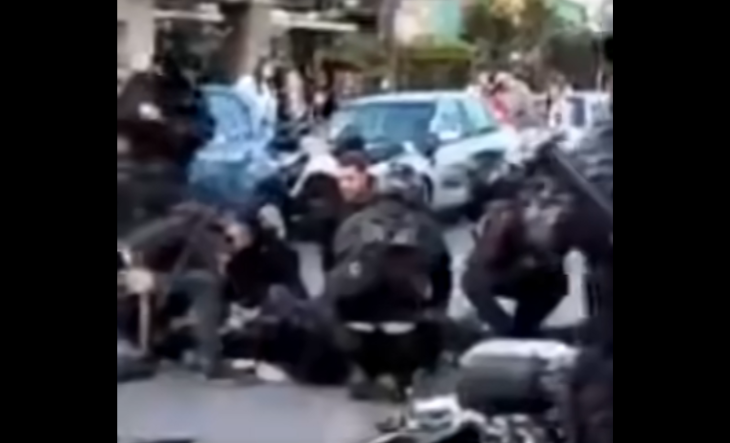Efectivos policiales en la vía pública durante un operativo