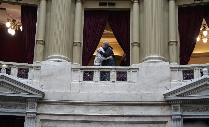 Padres de Joaquín Gatto en el Congreso durante la votación de la ley