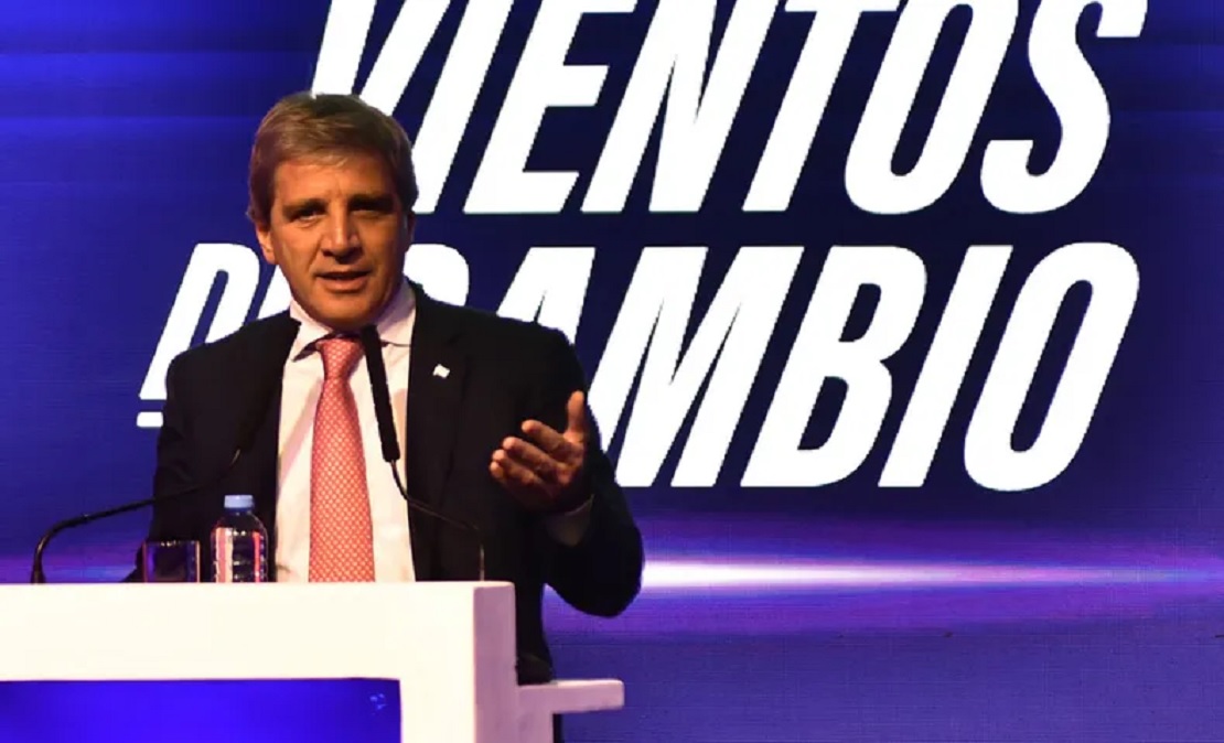 Luis Caputo hablando en un evento oficial