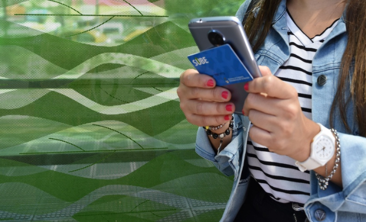 Persona usando una tarjeta SUBE en un colectivo